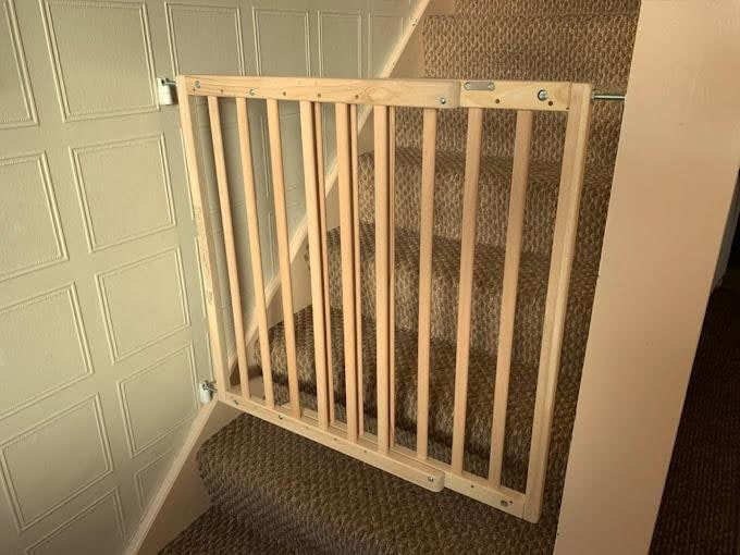 Bettacare Chunky Wooden Screw Fit Dog Gate, 63.5cm - 105.5cm, Natural, Wooden Dog Gate Gate, Screw Fit Pet Stair Gate, Puppy Gate
