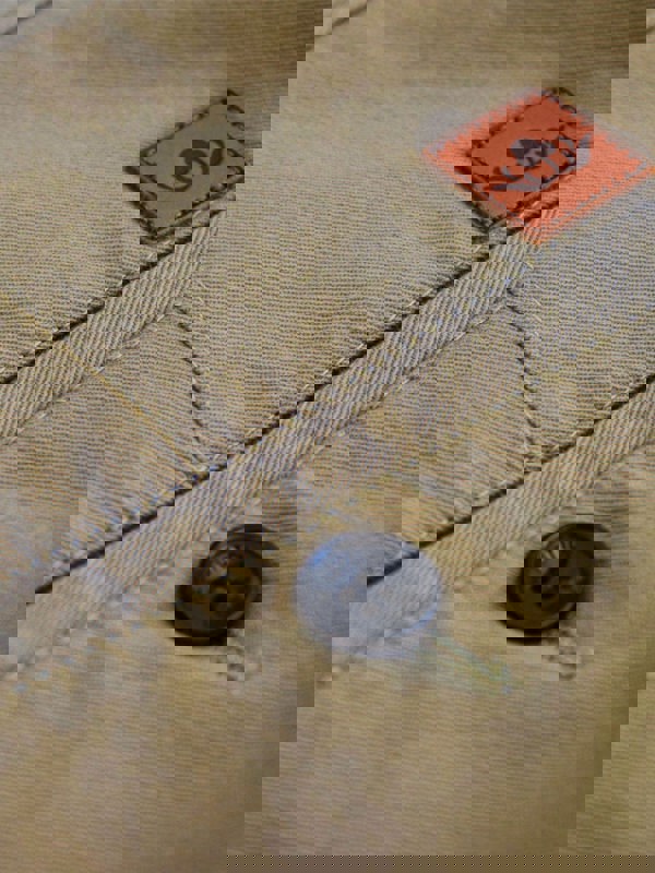 Real horn buttons in chino shorts