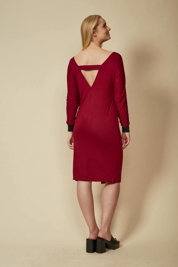Hoxton Gal Relaxed Fit Dress with Black Line in Burgundy