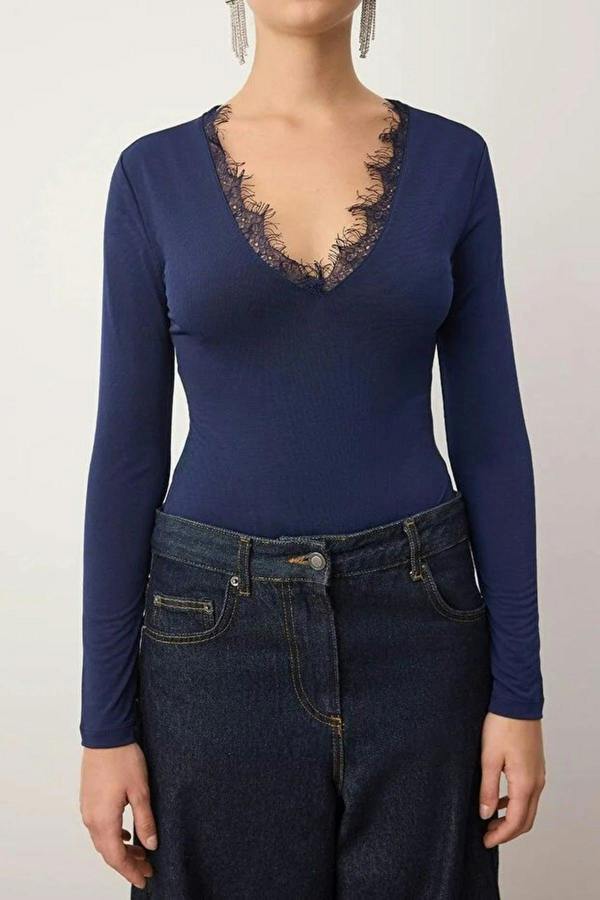 WOVCOR V-Neck Lace Detailed Bodysuit