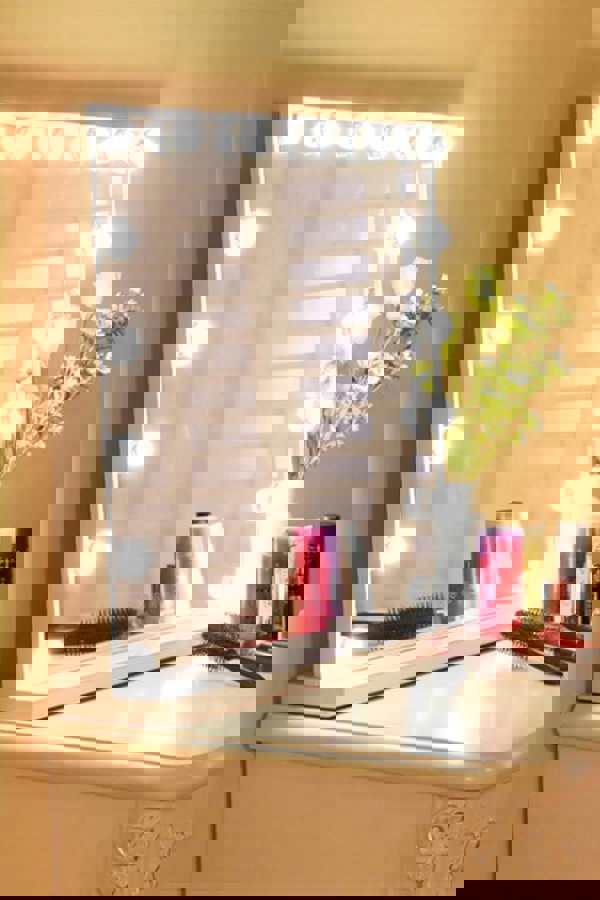 Living and Home 3 Lighting Modes & Touch Screen Control Hollywood Vanity Mirror Tabletop Cosmetic Mirror For Bedroom