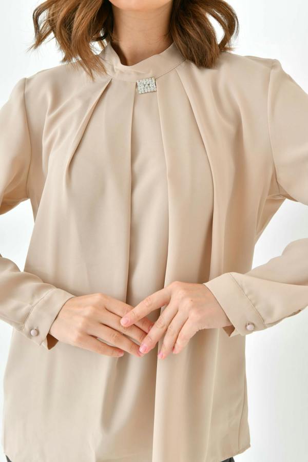 Hoxton Gal Oversized Long Sleeves Brooch Detailed Top in Beige