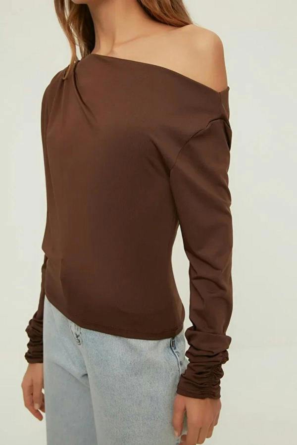 WOVCOR Asymmetrical Collar Flowing Knit Blouse
