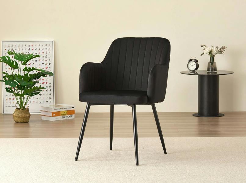 Colorado Dining Table with 4 Charlotte Velvet Chairs - Madefor.Living
