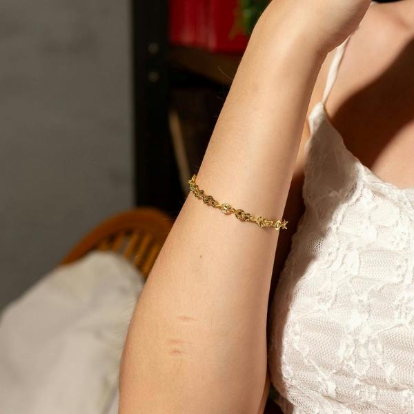 Spero London Floral Cut-Out Textured Link Chain Bracelet