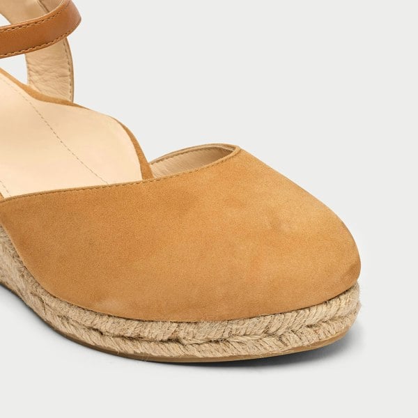 Calla Betsy Shoes - Tan Suede