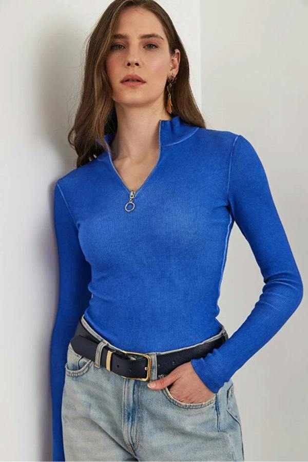 Hoxton Gal Zippered Turtleneck Stretch Blouse