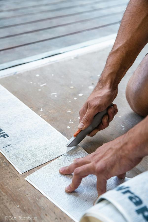 Slice Manual Metal-Handle Utility Knife In use - DaltonSafety