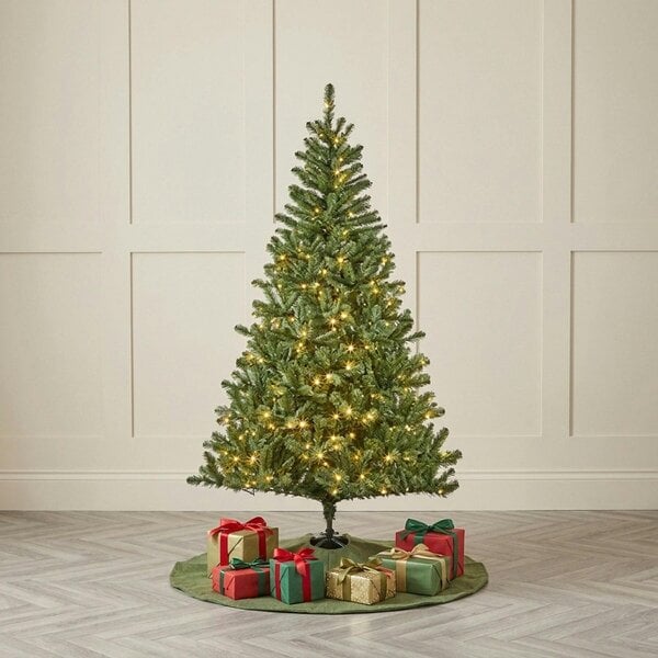 Garden Greatness 4ft Pre Lit Woodcote Spruce Garland Display