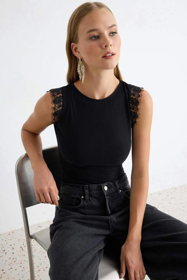 Crew Neck Sleeveless Fitted Body