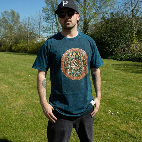Blue stonewashed cotton t-shirt with chest graphic, crew neck and short sleeves