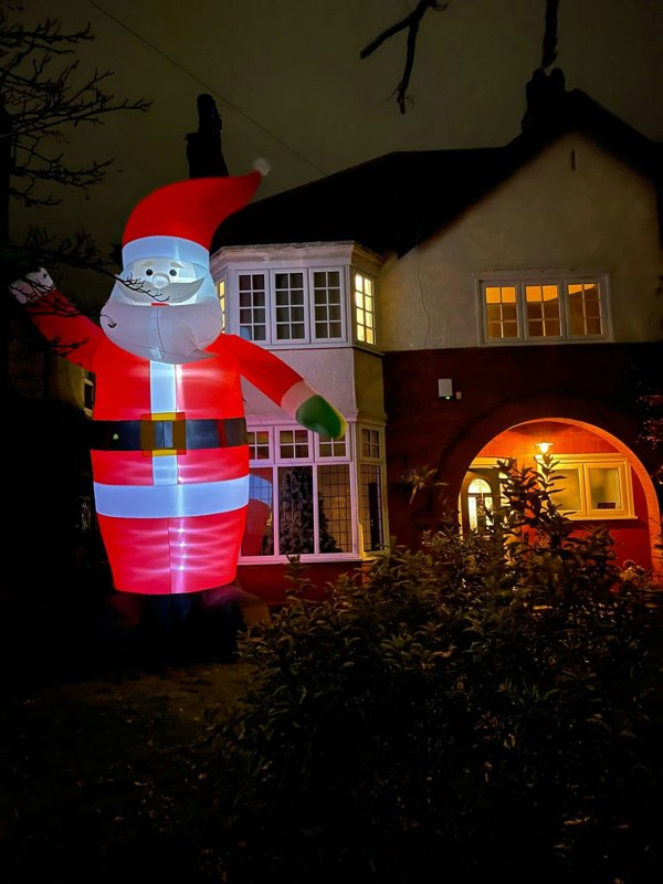 Samuel Alexander GIANT: 20ft (6m) Outdoor Inflatable Lit Christmas Santa with Raised Arm & 28 LEDs