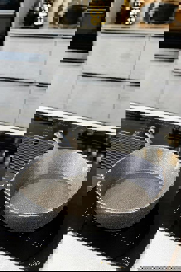 KitchenCraft Deluxe Cast Iron 24cm Round Plain Grill Pan