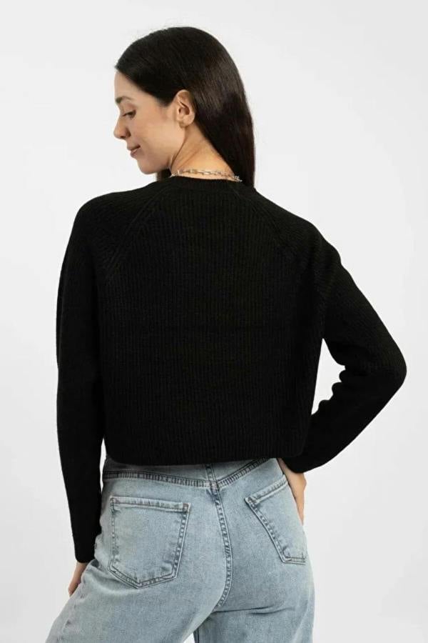 Hoxton Gal Black Cropped Relaxed-Fit Crew Neck Knit Sweater