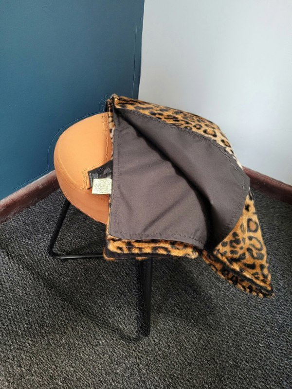 Made in the Mill Water Resistant Cosy Fleece Blanket – Brown Leopard Print - Black