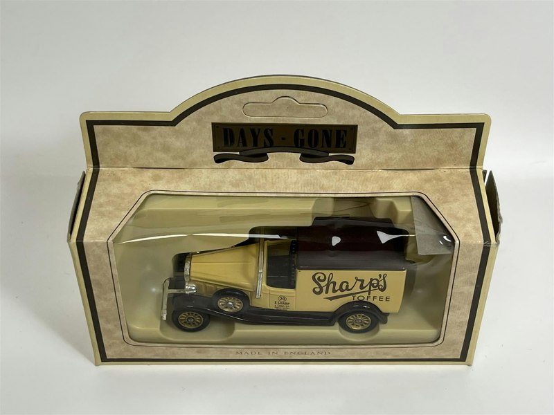 MCSlots Packard Town Van Sharps Toffee Days Gone Lledo 22011D B3