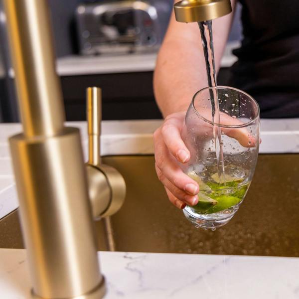 Flode Runda | Kitchen Sink Mixer with Pull out Spray | Brushed Brass | Round Head
