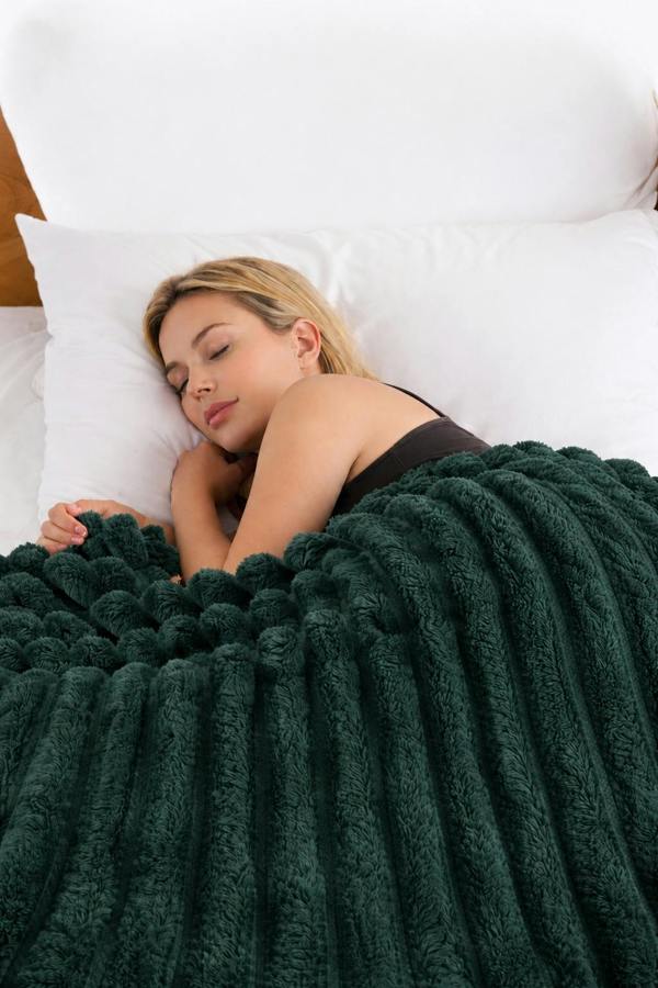 Dyzi Supersoft Ribbed Fleece Throw Blanket for Couch & Bed – Cozy Jacquard Home Blanket