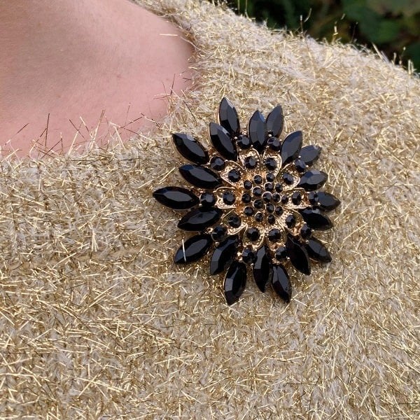 vintage brooch small black, elegant black statement pin, decorative vintage inspired jewellery, classic black brooch, feminine accessory, subtle vintage jewellery piece, gift for her, timeless black brooch
