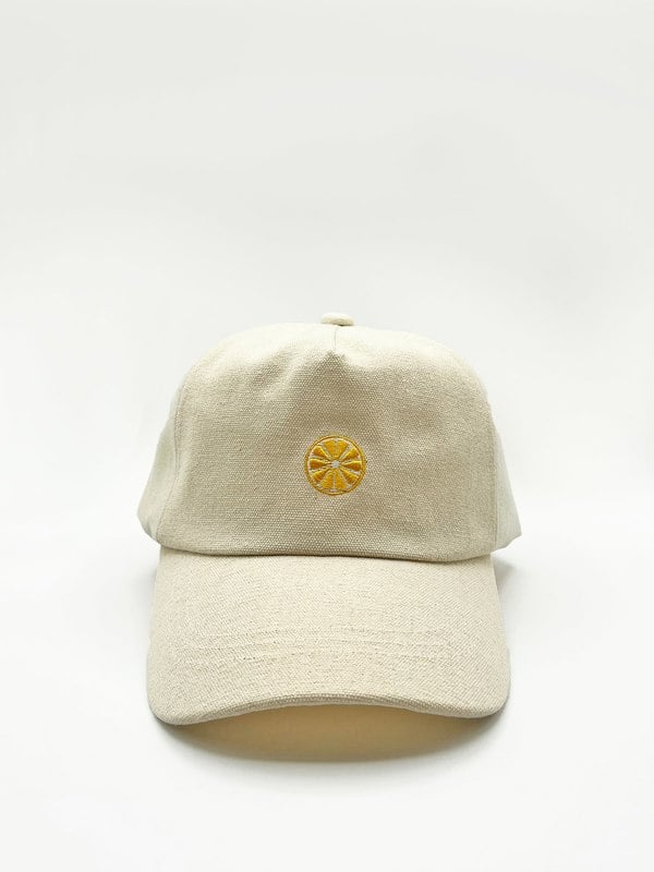 SVNX DANIA Cotton baseball cap with lemon embroidery in cream