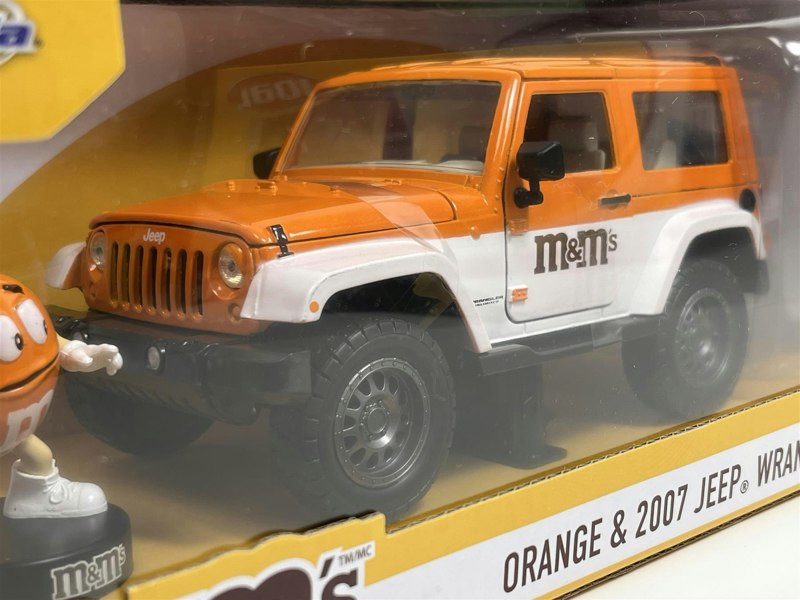 Jada M&Ms Orange Figure and 2007 Jeep Wrangler 1:24 Scale Jada 253255068 34401