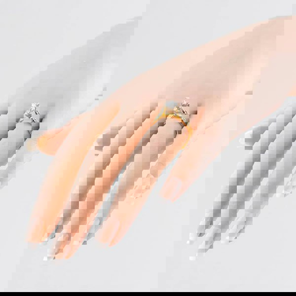 T. H. Baker 18ct Yellow Gold Certificated 0.90ct Brilliant Cut Diamond Shoulder Set Solitaire Ring 10637/18PT/M020(.70ct)