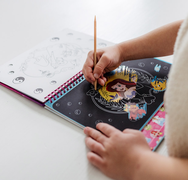 Totum Disney Princess scratch book