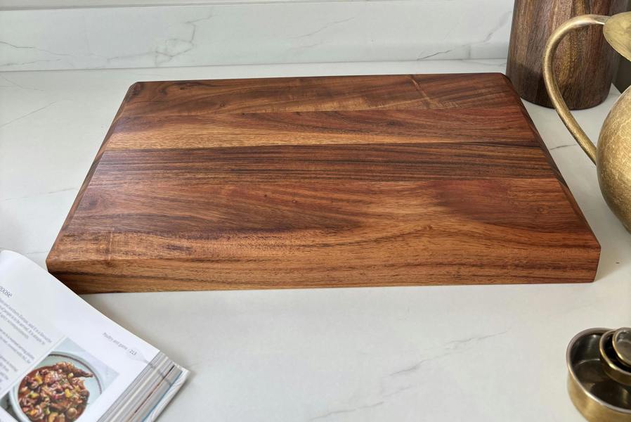 Downton Interiors Sussex Pro Chef Bevelled Edge Acacia Wood Chopping Board - Extra Large (70cm x 50cm)
