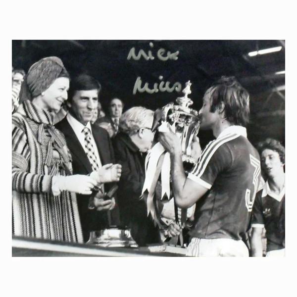 Mick Mills signed FA Cup Final photo. — Standard Framing