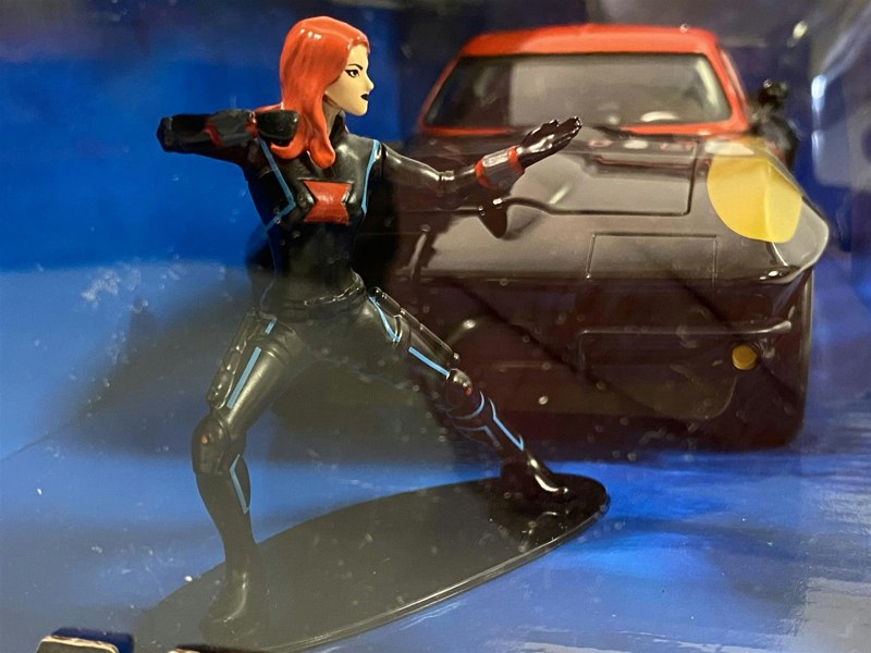 black widow and 1966 chevy corvette 1:24 scale jada 31749