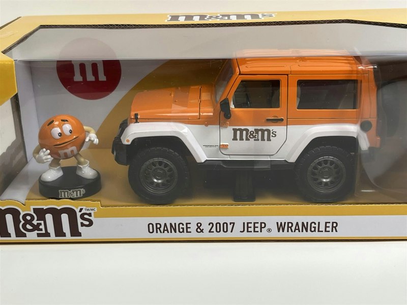 Jada M&Ms Orange Figure and 2007 Jeep Wrangler 1:24 Scale Jada 253255068 34401