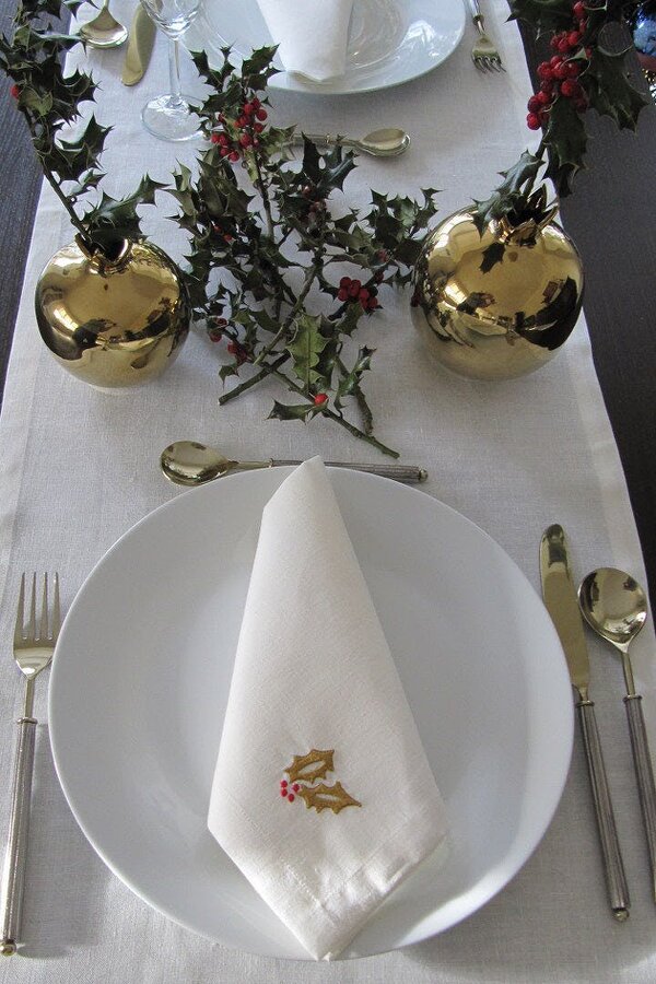 Set of 6 Embroidered Linen Napkins – 3 x Holly, 3 x Mistletoe