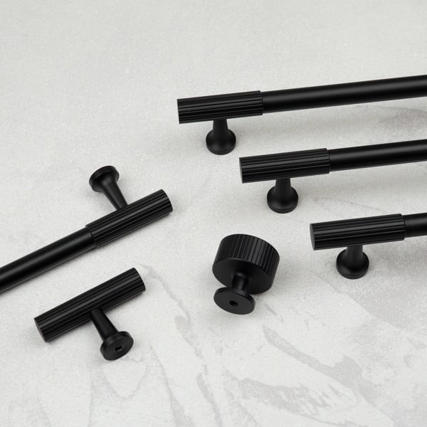 Handle & Home Matt Black Reeded Knob/Handles