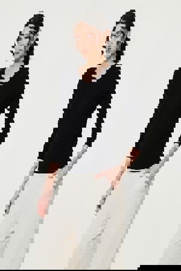 Black | Contrast Trim V-Neck Knit Top
