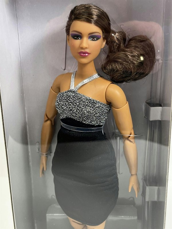 Mattel Barbie Signature Looks #12 Doll Curvy Brunette Ponytail Mattel HBX95