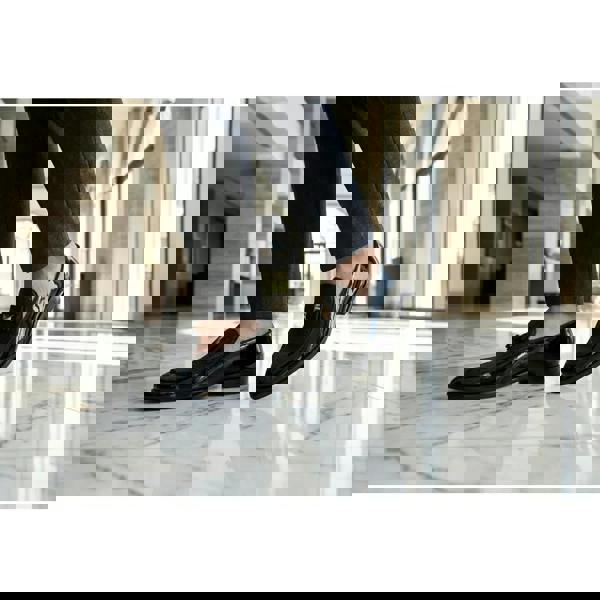 Dolcetto Men’s Textured Front Iconic Buckle Bow Loafers