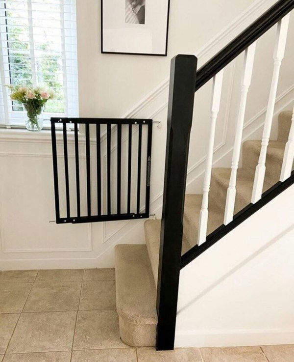 Bettacare Chunky Wooden Screw Fit Dog Gate, 63.5cm - 105.5cm, Black, Wooden Dog Gate Gate, Screw Fit Pet Stair Gate, Puppy Gate