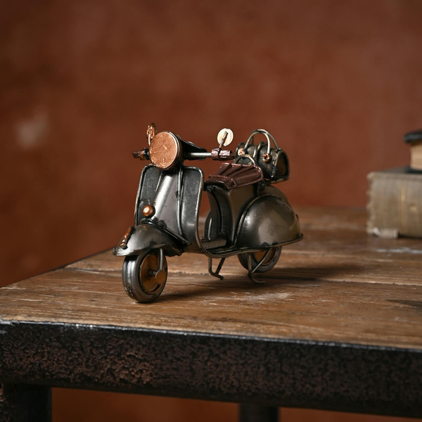 Harvey Makin Ornament - Scooter