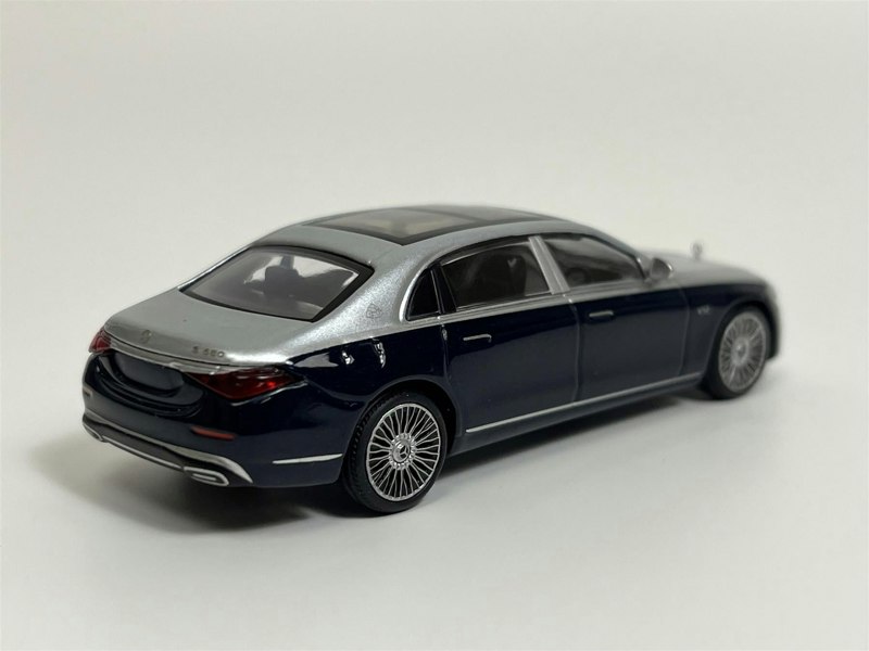 Mini GT Mercedes Maybach S 680 Cirrus Silver Nautical Blue Metallic RHD 1:64 MGT00516R