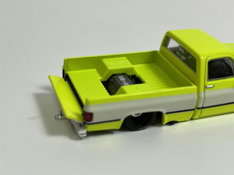 Mini GT Chevrolet Silverado Kaido Flo Yellow V1 1:64 Scale KHMG112