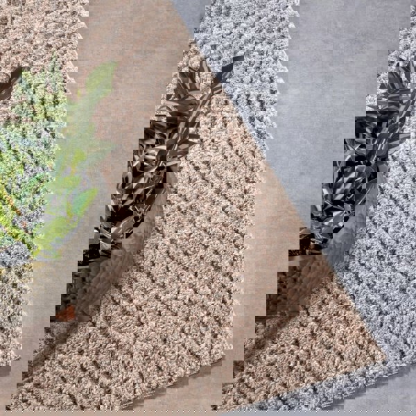 High Pile Beige Rug Pigment – Geometric Design
