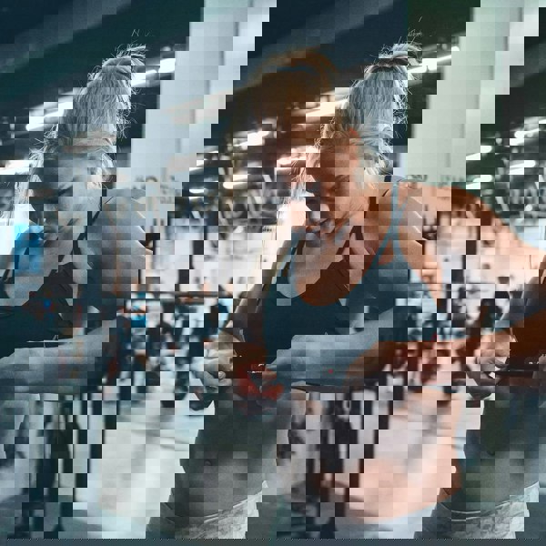 Woman wearing a Polar H10 Heart Rate Monitor  about do a Gym Workout