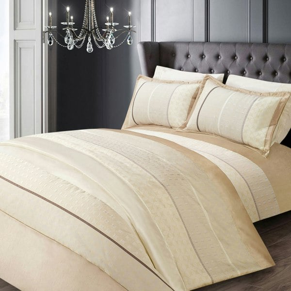 Intimates Pandora Quilted Luxury Bedspread Set