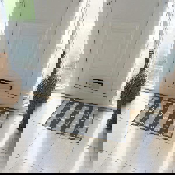 JVL Machine Washable Pet Mat 40×70 cm – Absorbent Indoor Dog & Cat Mat for Feeding Stations, Food Bowls & Entryways – Classic “Paw Prints” Design