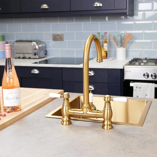 Flode klas | Traditional Bridge Style 3 in 1 Instant Boiling Tap | White Ceramic Levers | Brushed Gold Finish