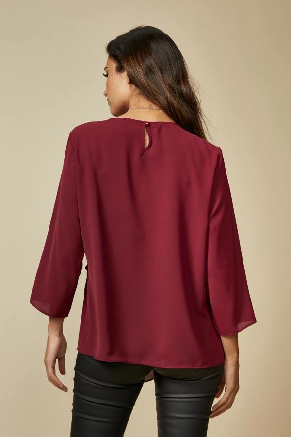 Hoxton Gal 3/4 Sleeve Relaxed Layered Top With Necklace In Burgundy