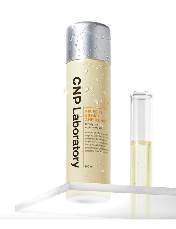 Ultra-fine, ultra-gentle micro-cloud aerosolized spray of CNP Laboratory Propolis Mist melting seamlessly onto a bare canvas at Atelier De Glow UK.