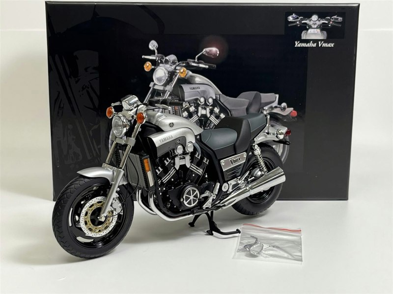 Minichamps Yamaha Vmax 1993 Silver Metallic 1:12 Scale 122163702