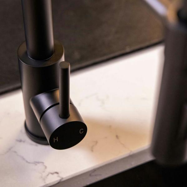 Flode Fjädra | Pull Out Kitchen Sink Mixer Tap | Spring Style Mixer Tap | Matt Black | Square Head