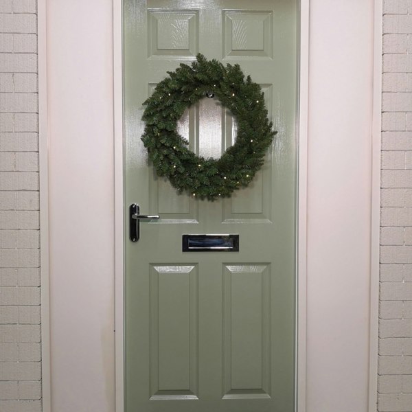 Samuel Alexander 60cm Plain Green Christmas Wreath with 50 Warm White LEDs and 160 Bullet Tips